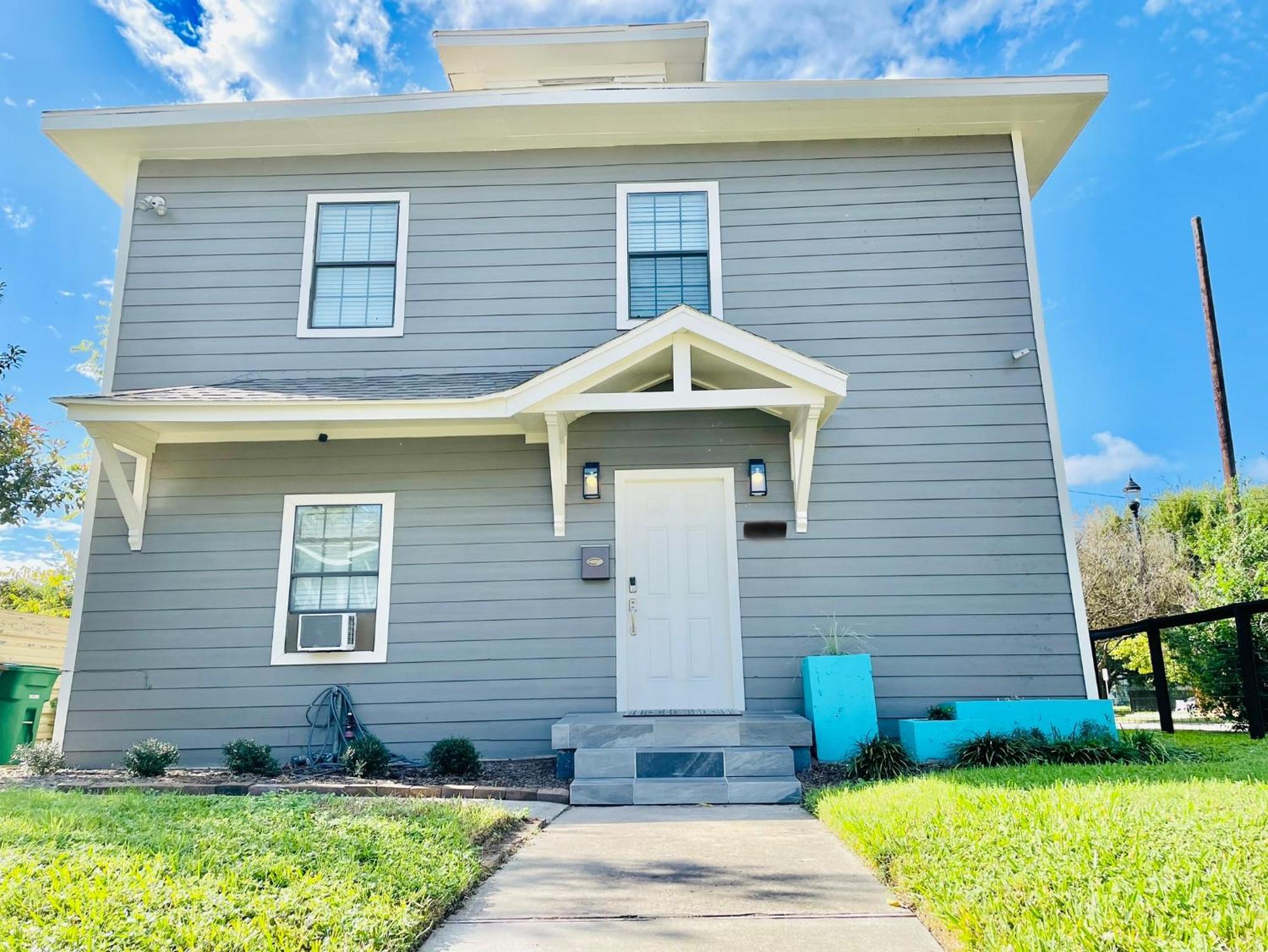 Great Location In Midtown! Houston