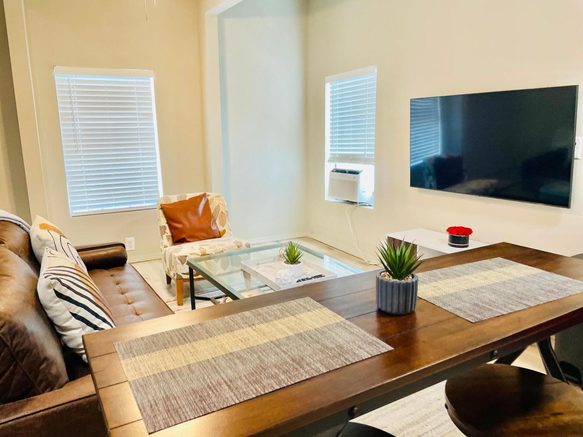 Great Location In Midtown! Daire Houston